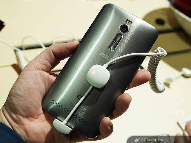 ASUS ZenFone 2 va primi o versiune Mini de 5 inch in martie