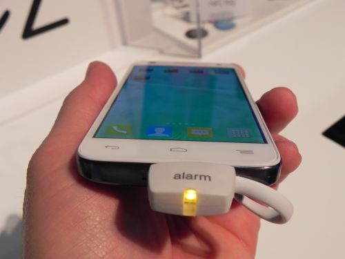 Alcatel One Touch Idol 2 Mini hands on preview: model dual SIM midrange cu interfata jucausa (MWC 2014 Video)