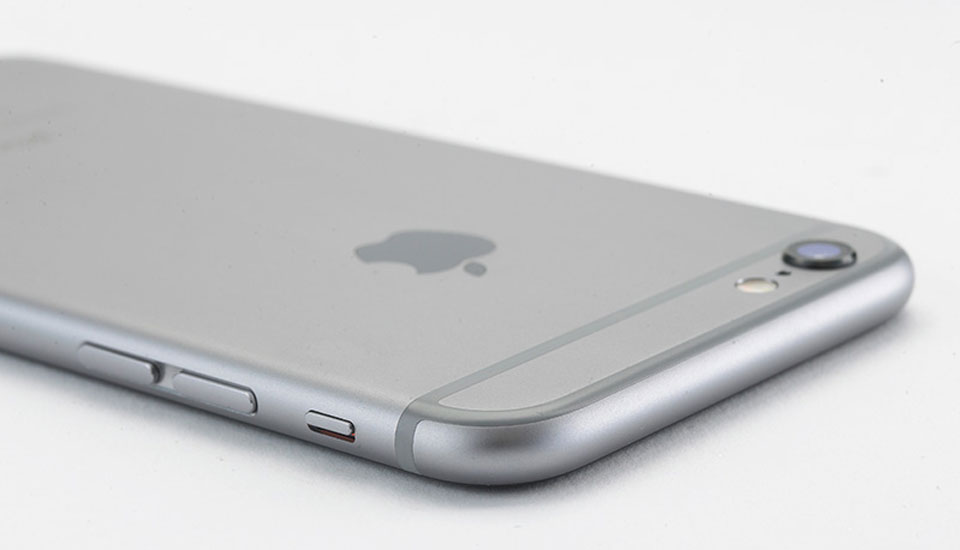 Apple a descoperit un material care elimina acele dungi inestestice asociate antenelor de iPhone