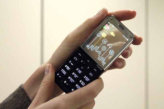 Explay Crystal, un telefon cu display color transparent, dotari modeste