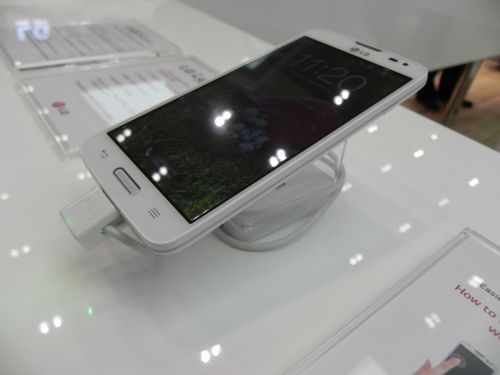 MWC 2014: LG L90 hands on preview - un telefon low end cu KitKat si constructie solida (Video)