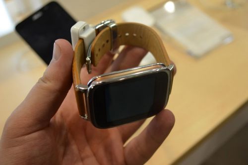 MWC 2015: ASUS Zenwatch hands-on - design elegant, Android Wear si constructie solida (Video)