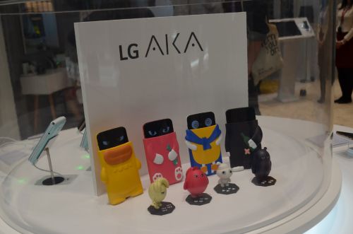 MWC 2015: LG AKA hands-on - telefon zâmbaret pentru cei mici (Video)
