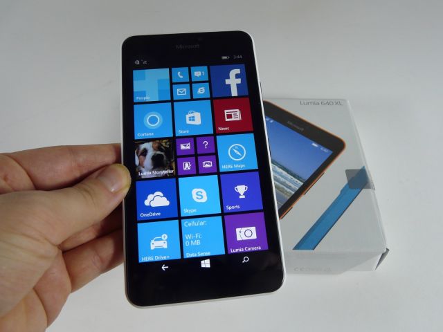 Microsoft Lumia 640 XL LTE Unboxing: phabletul midrange cu optica Zeiss e aici (Video)