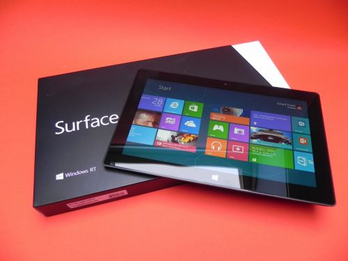 Microsoft Surface RT unboxing: scoatem din cutie o tableta eleganta, neasteptat de mare (Video)