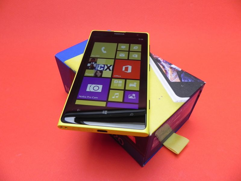 Nokia Lumia 1020 unboxing: cameraphone-ul prin excelenta, scos din cutie la Mobilissimo.ro (Video)