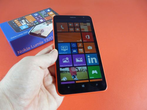 Nokia Lumia 1320 Unboxing: maxi phablet, mini pret (Video)