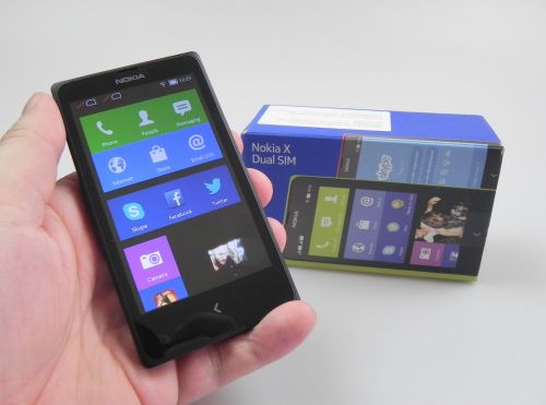 Nokia X unboxing: primul Nokia cu Android iese din cutie, mai mult decat o ruda de Lumia 520 (Video)