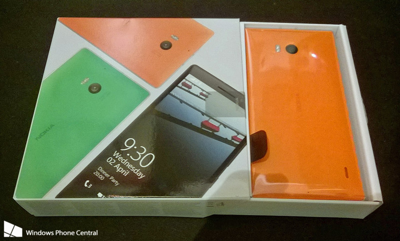 Primii cumparatori de Nokia Lumia 930 il primesc in Norvegia; Vine in noua cutie multicolora asociata terminalelor Lumia!
