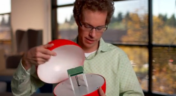 Un balon de internet din proiectul Google Loon este disecat