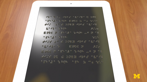 Universitatea din Michigan lucreaza la o tableta Braille cu pret mai accesibil si puncte mobile din microfluide (Video)