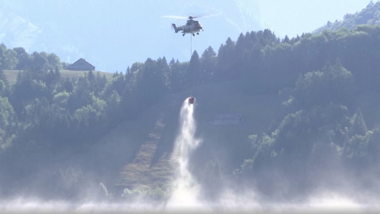 Armata elvețiană cară apă cu elicopterele pentru mii de animale însetate. Fermier: „Eram la o zi şi jumătate până ajungeam la zero” | Digi24