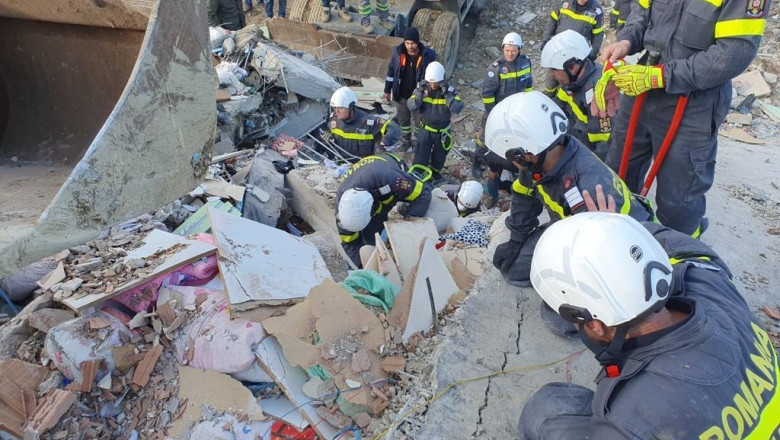 Șeful salvatorilor români din Turcia a povestit momentul în care au găsit un copil decedat, prins între părinți, sub o clădire | Digi24