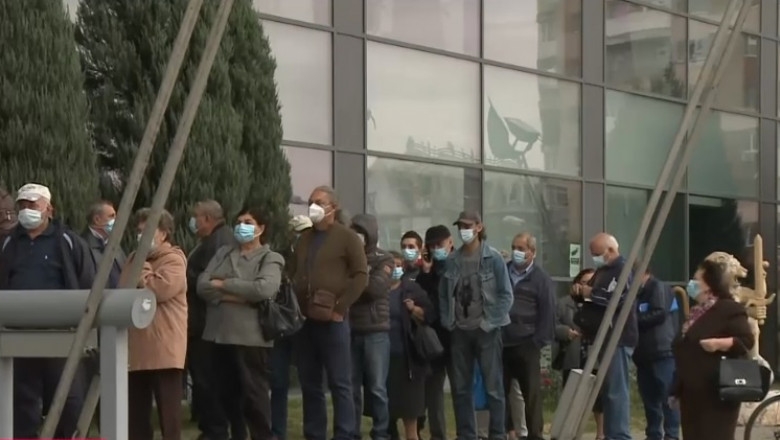 Coadă la centrele de vaccinare din Craiova. Oamenii s-au așezat la rând dinainte ca acestea să se deschidă | Digi24