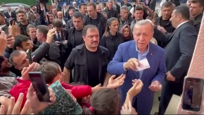 „Erdoban“. Președintele Turciei le-a dat oamenilor câte 10 dolari în fața unei secții de votare | Digi24