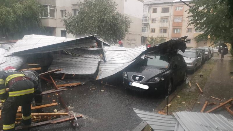 Furtuna a făcut prăpăd la Focșani. Acoperișul unui bloc a fost luat de vânt, iar copacii căzuți au distrus mașini | Digi24