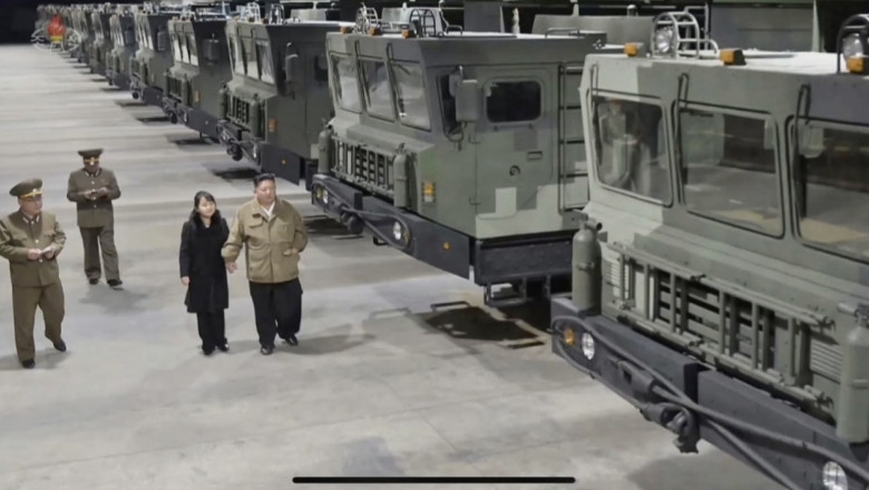 Kim Jong-un și-a dus fiica în vizită la o fabrică de rachete | Digi24