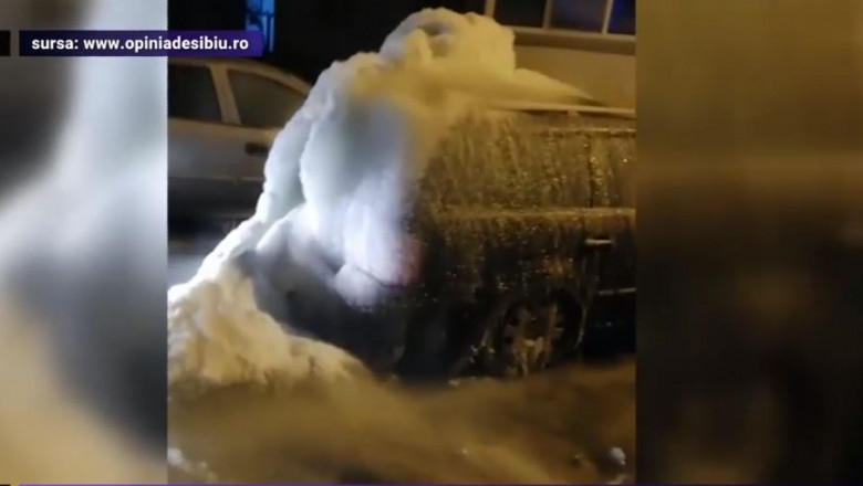 O femeie și-a găsit în parcare mașina acoperită cu gheață, după ce o țeavă s-a spart din cauza gerului | Digi24