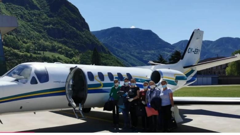 Opt muncitoare din România au fost duse în Italia cu avionul privat. Angajatorul spune că sunt indispensabile