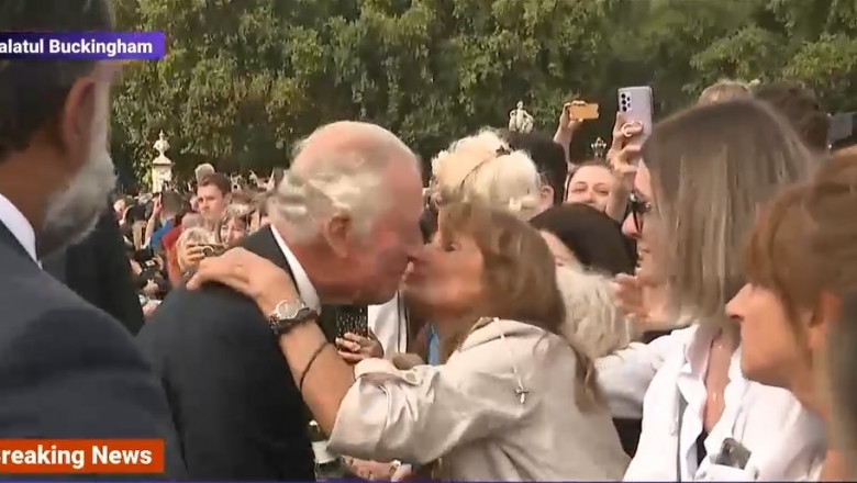 VIDEO. O femeie l-a sărutat pe Charles în timp ce noul rege făcea prima baie de mulțime în fața Palatului Buckingham | Digi24