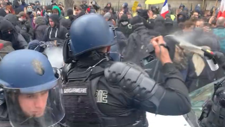 VIDEO. Violențe la Paris între sindicaliști și poliție. Zeci de mii de francezi protestează față de mărirea vârstei de pensionare | Digi24