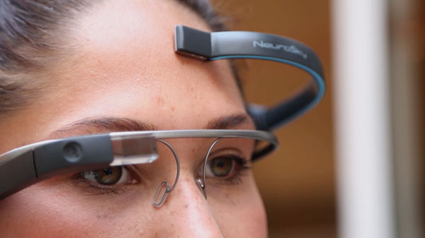 Acum poți controla Google Glass cu mintea, folosind sistemul MindRDR (Video) 