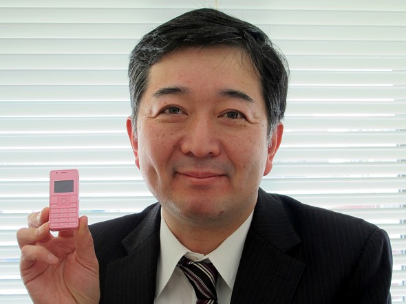 Cel mai mic si usor telefon din lume lansat in Japonia; E aproape cat o bomboana!