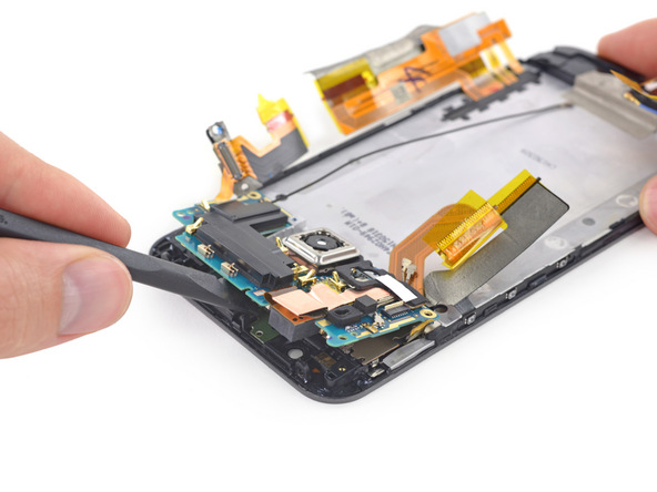 HTC One M9 primeste o disectie iFixit care ne arata ca terminalul e foarte greu de reparat