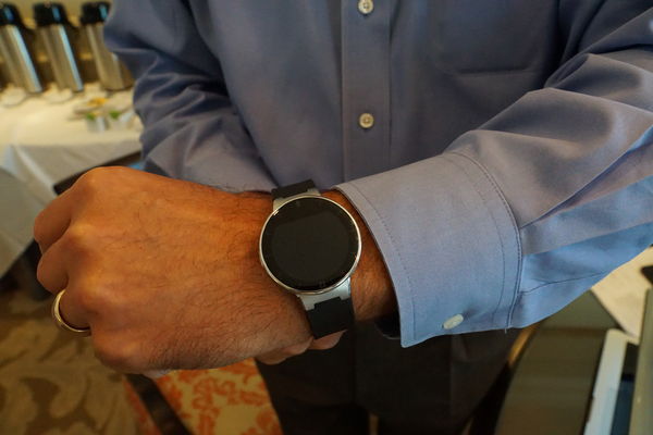 Iata un video hands-on cu o prima versiune de teste a ceasului inteligent Alcatel Watch