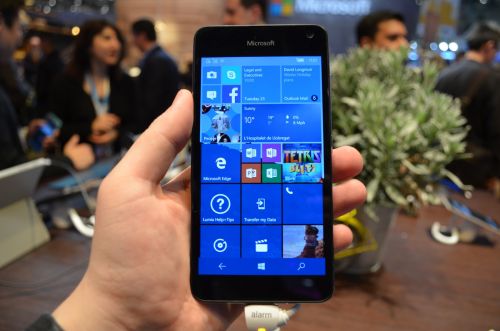 MWC 2016: Microsoft Lumia 650 prezentare hands-on - model entry level Windows 10 Mobile cu greutate scazuta