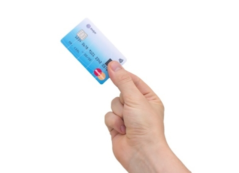 MasterCard dezvaluie cardul Zwipe; acesta va sosi cu un senzor pentru amprente și tehnologia NFC