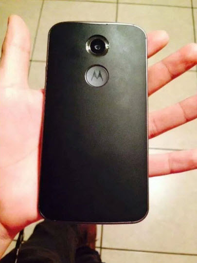 Motorola Moto X+1 fotografiat cu o carcasa personalizata cu un strat de piele