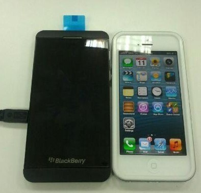 Prototip BlackBerry L Series fotografiat langa iPhone 5... arata ca spatele sau