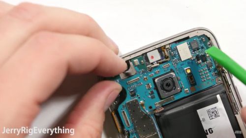 Sistemul de racire pe baza de lichid de pe Galaxy S7 Edge explicat in disectia handsetului: nu include lichid propriu zis (Video)
