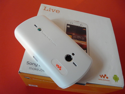 Sony Ericsson Live With Walkman scos din cutie si pus la ureche (Video)