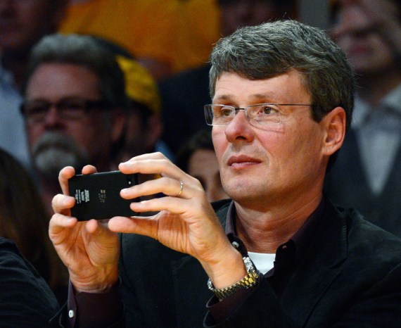 Telefoane BlackBerry 10 in actiune la un meci NBA, in mana CEO-ului RIM