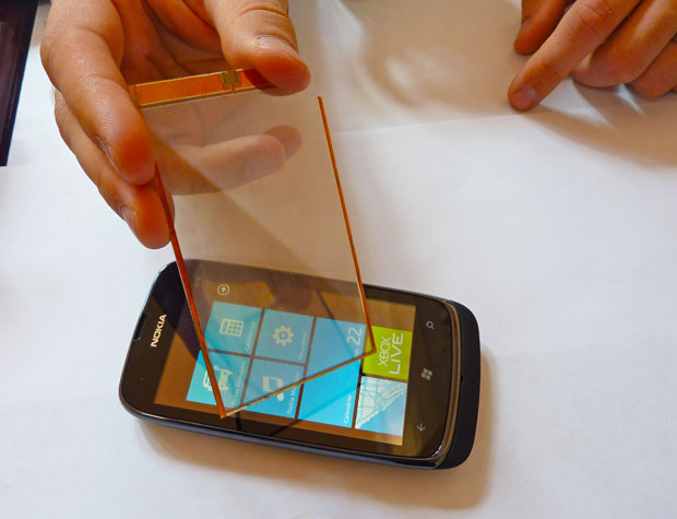 Un startup francez a creat display-ul transparent de telefon care suporta incarcarea cu energie solara